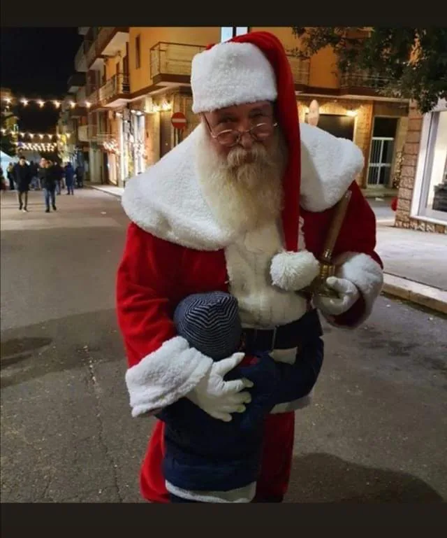 Babbo Natale che abbraccia un bambino