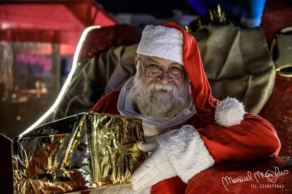 Babbo Natale con regalo dorato