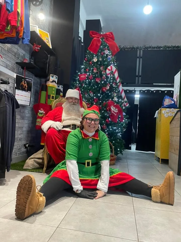 Babbo Natale sul trono con l'elfo