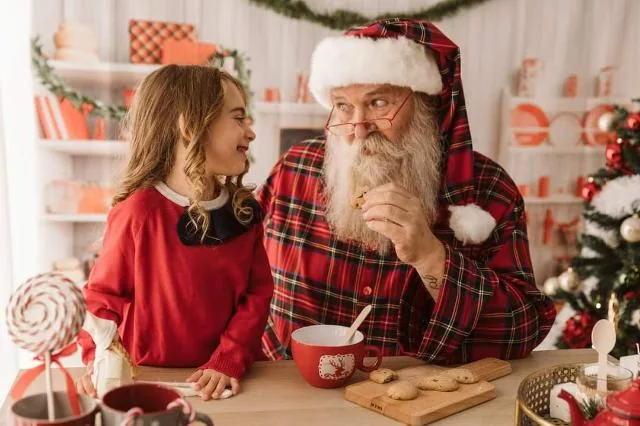 Babbo Natale con bambina nella cucina di Natale