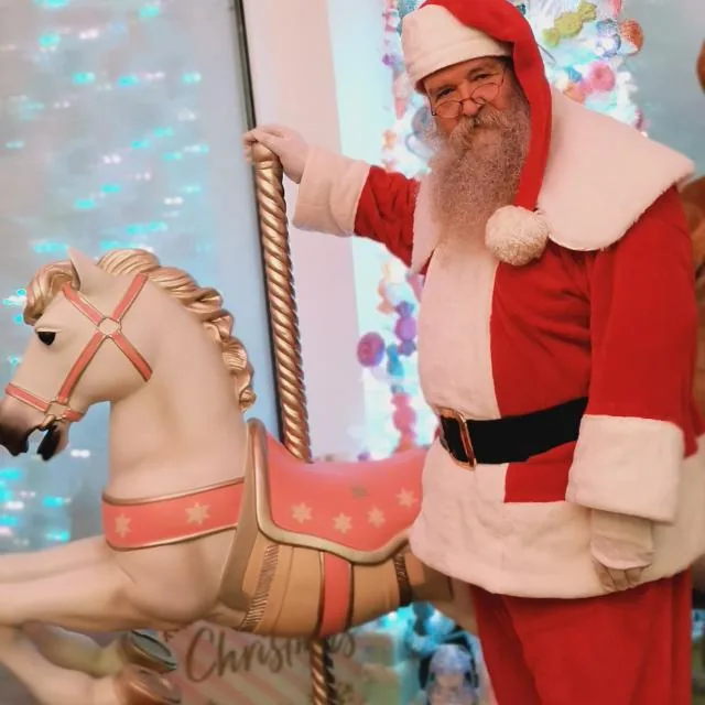 Babbo Natale con cavallo da giostra