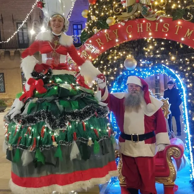 Babbo Natale con artista trampoliera albero di Natale